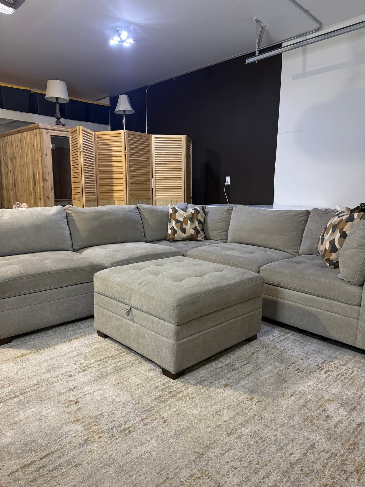 Thomasville Tisdale fab sect beige 6 pc sectional in beige polyester — Modular 6-piece (3 armless, 2 corner wedges, 1 storage ottoman), 6 seats — photo 9 of 22