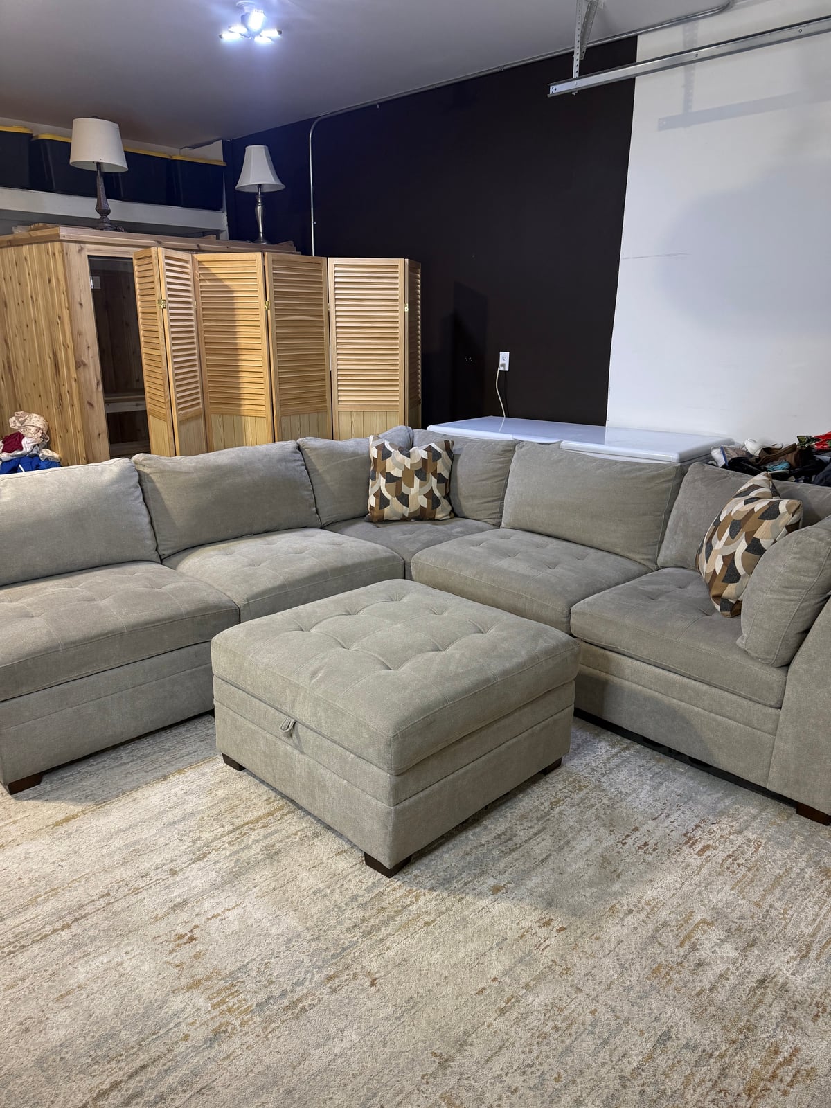 Thomasville Tisdale fab sect beige 6 pc sectional in beige polyester — Modular 6-piece (3 armless, 2 corner wedges, 1 storage ottoman), 6 seats — photo 10 of 22