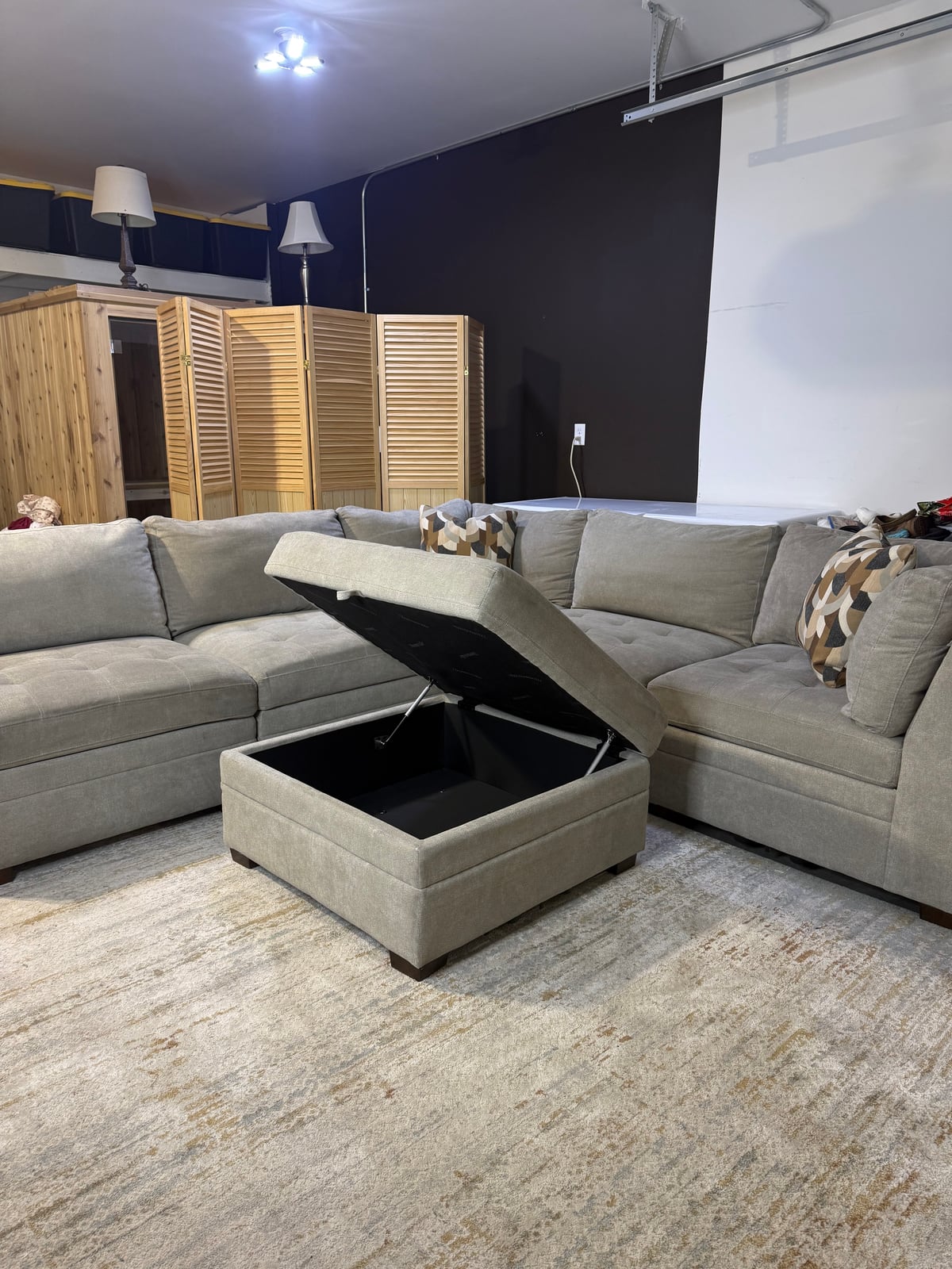Thomasville Tisdale fab sect beige 6 pc sectional in beige polyester — Modular 6-piece (3 armless, 2 corner wedges, 1 storage ottoman), 6 seats — photo 11 of 22