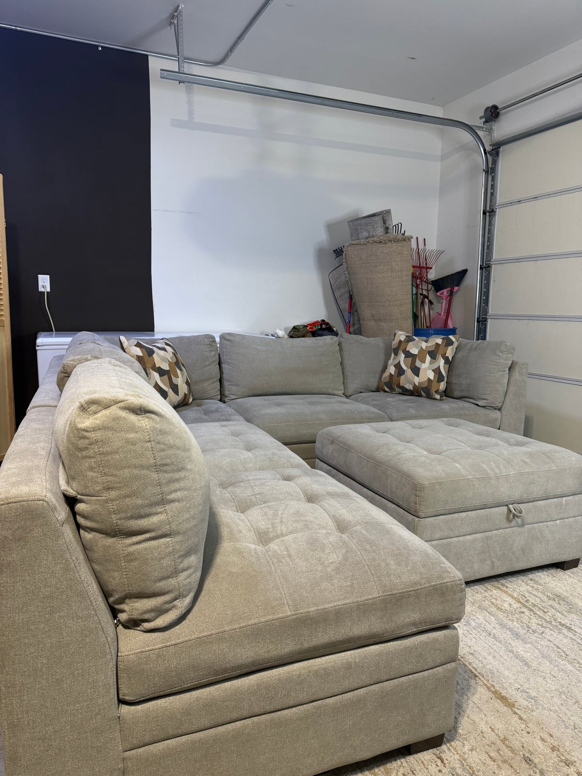 Thomasville Tisdale fab sect beige 6 pc sectional in beige polyester — Modular 6-piece (3 armless, 2 corner wedges, 1 storage ottoman), 6 seats — photo 12 of 22