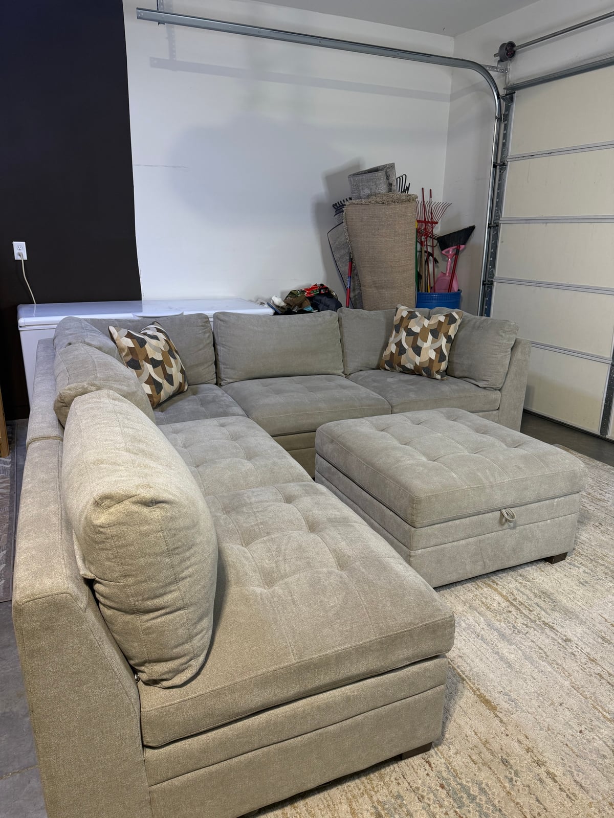 Thomasville Tisdale fab sect beige 6 pc sectional in beige polyester — Modular 6-piece (3 armless, 2 corner wedges, 1 storage ottoman), 6 seats — photo 13 of 22