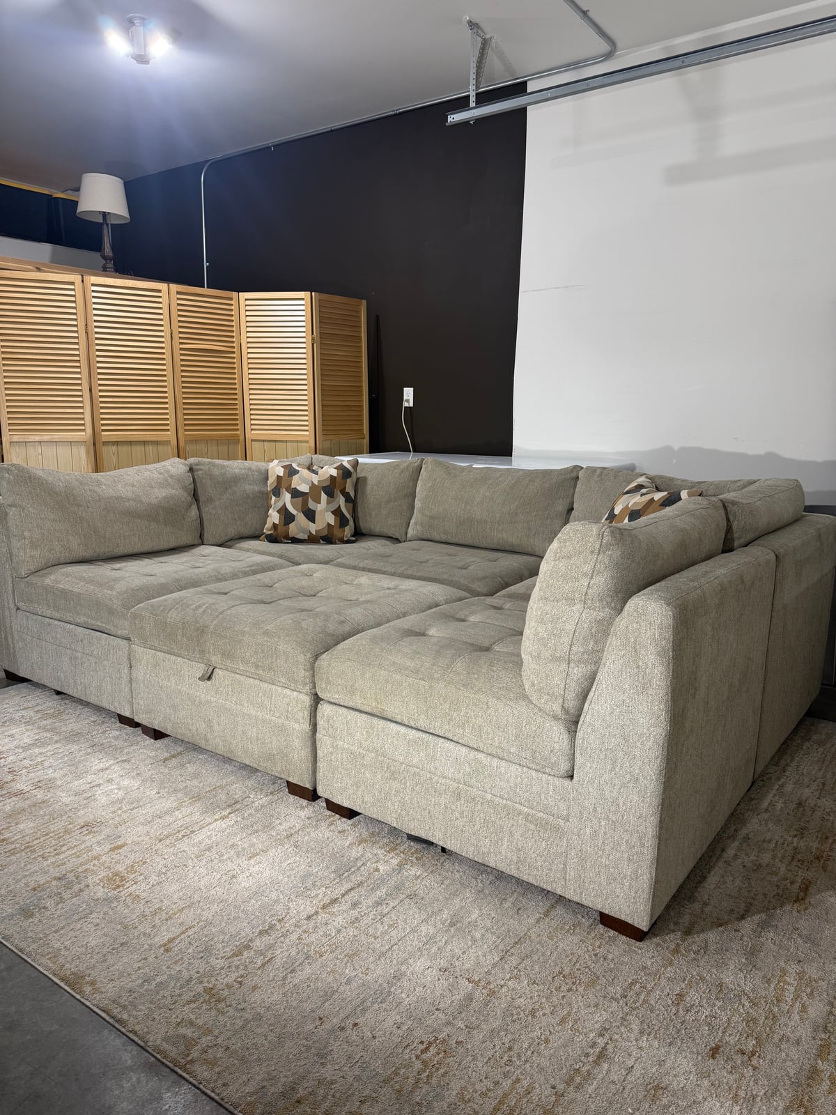 Thomasville Tisdale fab sect beige 6 pc sectional in beige polyester — Modular 6-piece (3 armless, 2 corner wedges, 1 storage ottoman), 6 seats — photo 14 of 22