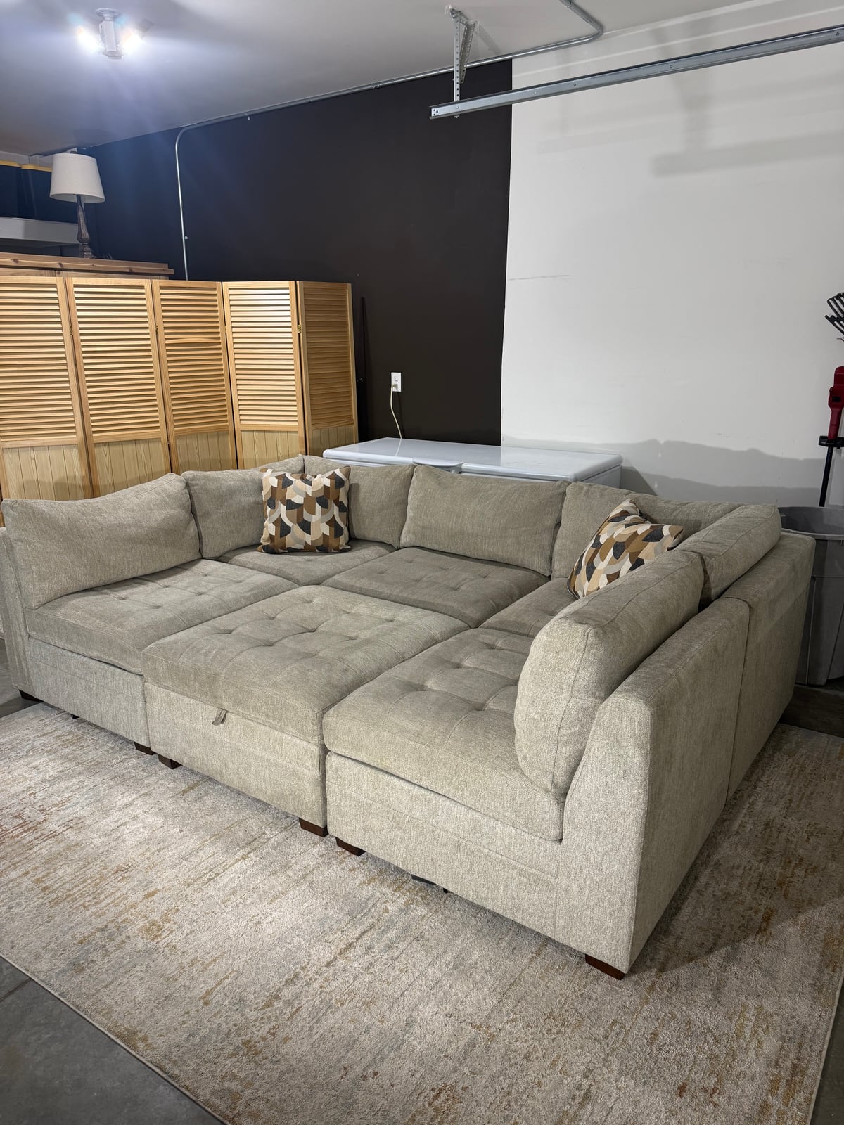 Thomasville Tisdale fab sect beige 6 pc sectional in beige polyester — Modular 6-piece (3 armless, 2 corner wedges, 1 storage ottoman), 6 seats — photo 15 of 22