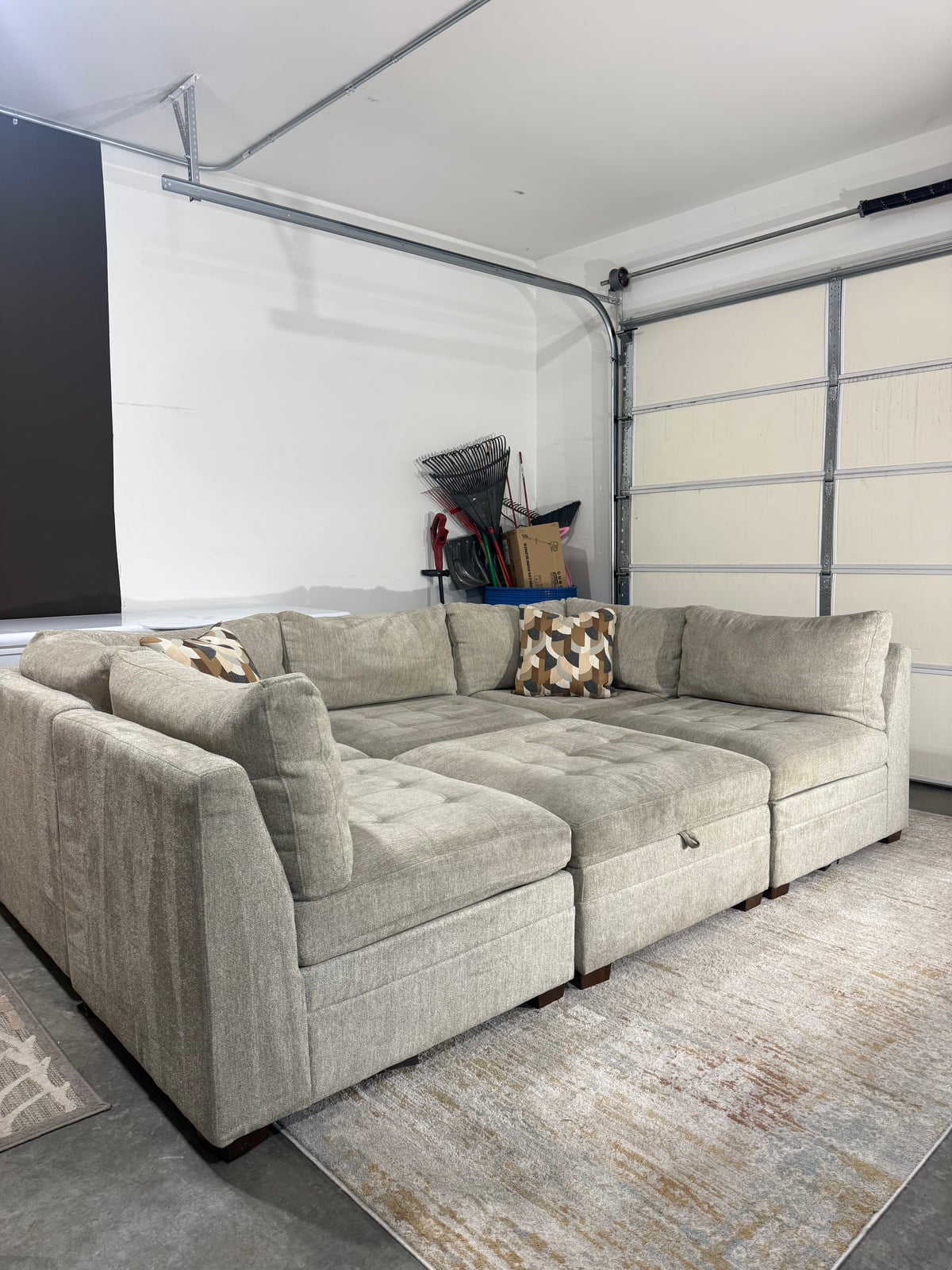 Thomasville Tisdale fab sect beige 6 pc sectional in beige polyester — Modular 6-piece (3 armless, 2 corner wedges, 1 storage ottoman), 6 seats — photo 16 of 22