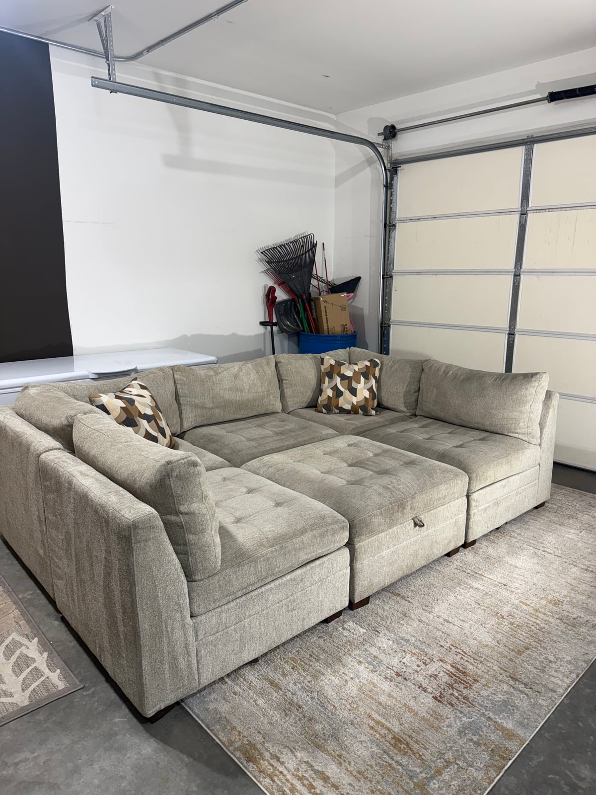 Thomasville Tisdale fab sect beige 6 pc sectional in beige polyester — Modular 6-piece (3 armless, 2 corner wedges, 1 storage ottoman), 6 seats — photo 17 of 22