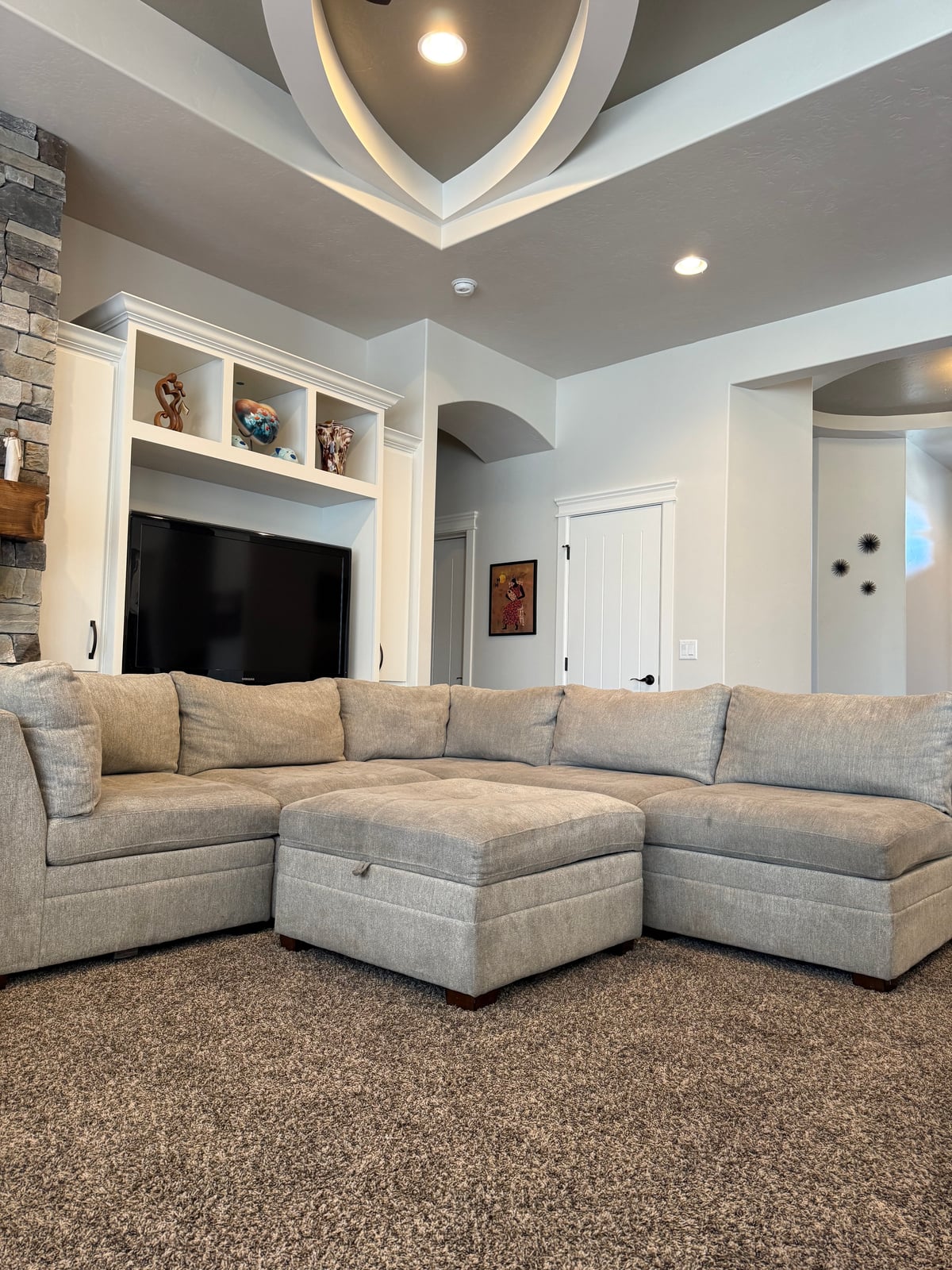 Thomasville Tisdale fab sect beige 6 pc sectional in beige polyester — Modular 6-piece (3 armless, 2 corner wedges, 1 storage ottoman), 6 seats — photo 19 of 22