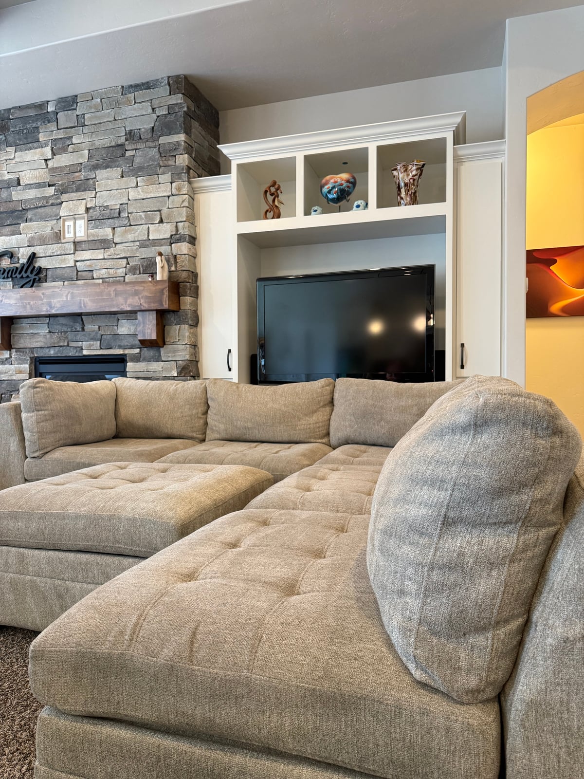 Thomasville Tisdale fab sect beige 6 pc sectional in beige polyester — Modular 6-piece (3 armless, 2 corner wedges, 1 storage ottoman), 6 seats — photo 21 of 22